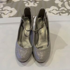 Dream Pairs Silver Glitter Heels - I accept offers
